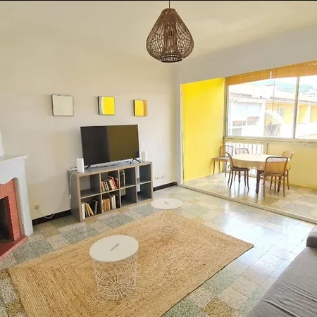 Spacious With Sea View 아파트 아작시오