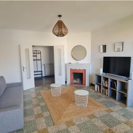 Spacious With Sea View 아파트 *