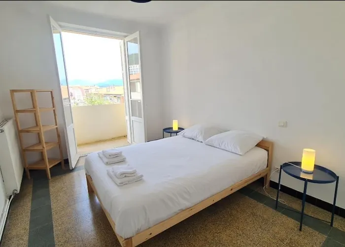 Spacious With Sea View 아파트 *